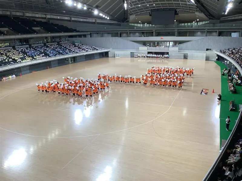 オレンジの高３ダンス！　担任も加わっての高3全員ダンス