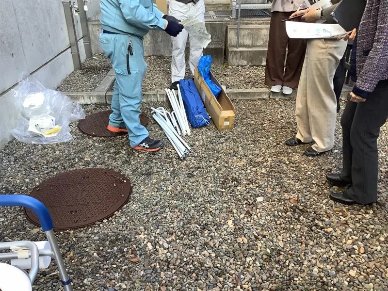 組み立てるため、棒には番号のシールが貼られています