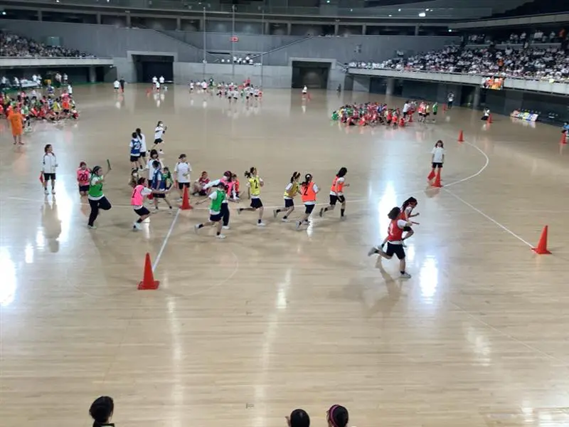スウェーデンリレー　高2🥇すごい！速い！つまずいても前を向いて走ります。 学年色のバトンをしっかりと握りしめ、流れるように美しいバトンパス。 ゴールのテープが美しく切れます